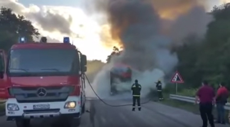 Запалио се аутобус који је превозио ђаке из БиХ, нема повређених (ВИДЕО)